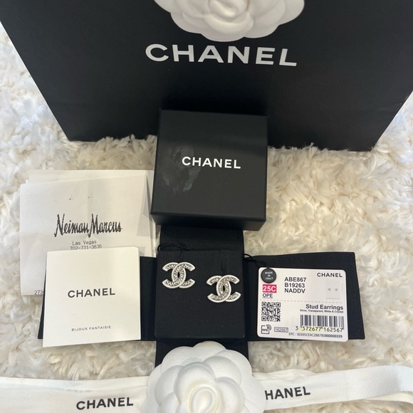 ❌SOLD❌ CHANEL 25C White Silver & Crystal CC Logo Stud Earrings NEW with/Receipt - Picture 4 of 14